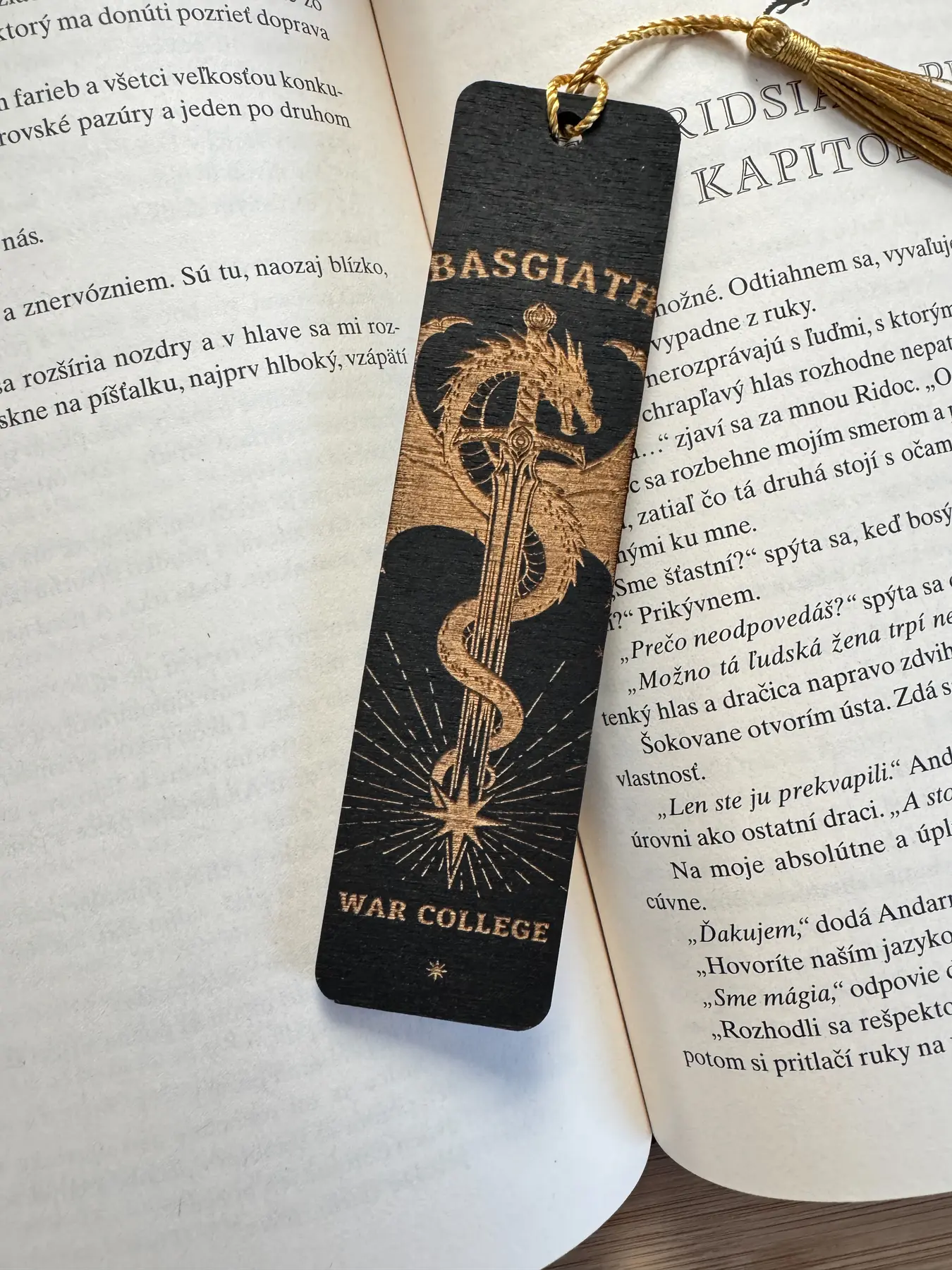 Dřevěná záložka: Akademie Basgiath