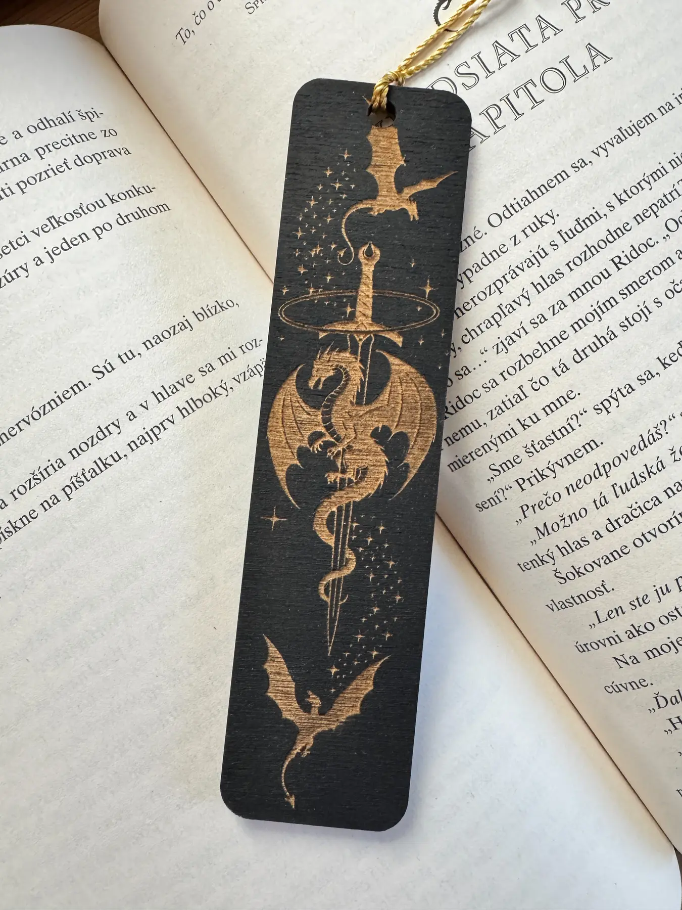 Dřevěná záložka: Dračí osud